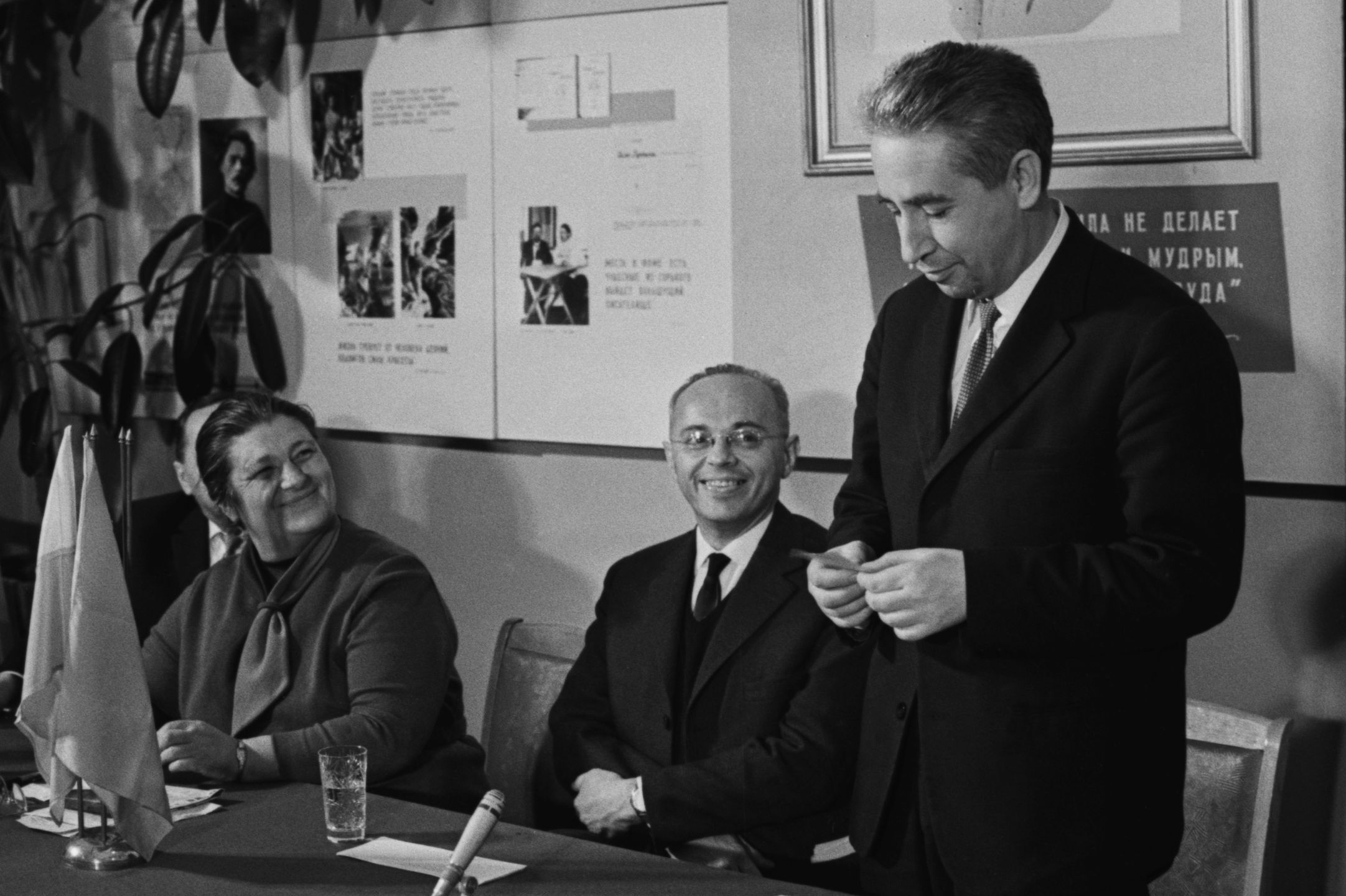 Biblioteka Gorkiego. Stanisław Lem i kosmonauta Konstantin Feoktistow podczas wieczoru „Od science fiction do eksploracji kosmosu”