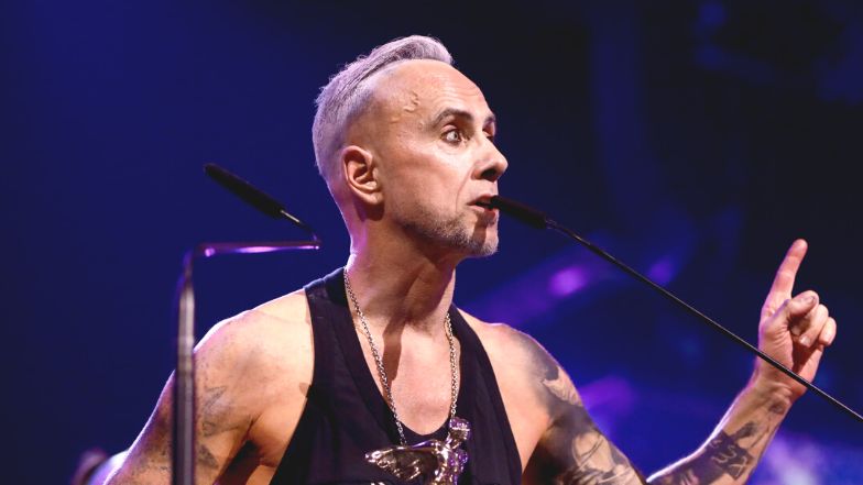 Nergal skarży się na dzieci z punktu opieki dziennej i porównuje je do kóz. "Uderzyła mnie FALA SMRODU"