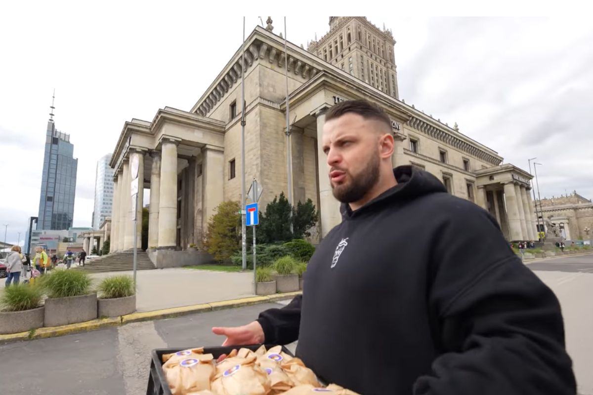 BIGWOJEK rozdał bułki na ulicach Warszawy