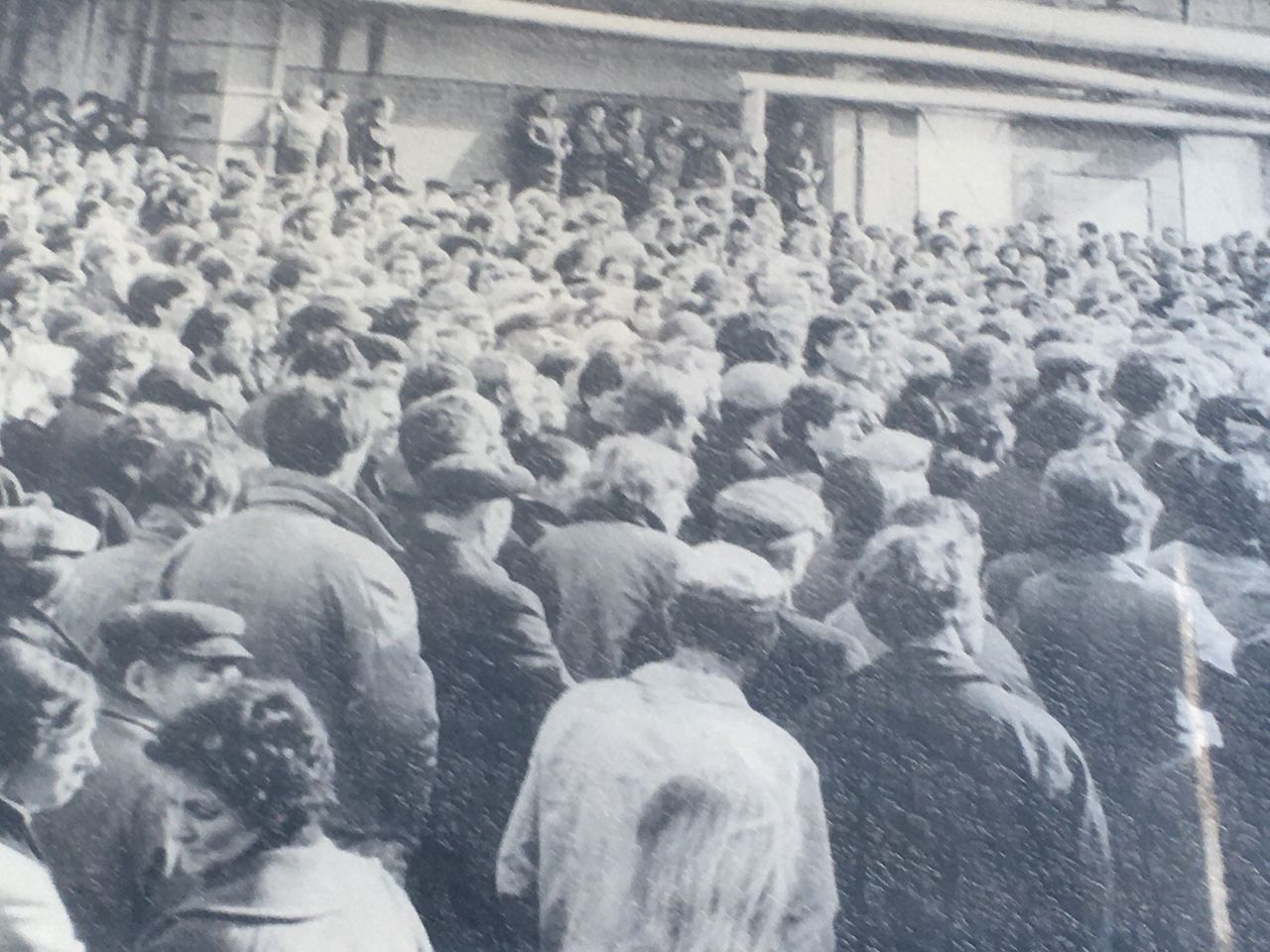 Żyrardów. 13 października 1981 roku, po zakończonych niczym negocjacjach z rządem, o północy stanęły wszystkie zakłady. Moment ten uwieczniony został na ścianie galerii handlowej, utworzonej w dawnym budynku fabrycznym