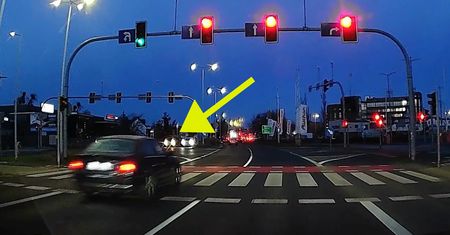 Pirat drogowy z BMW w akcji. Z premedytacją przejeżdża na czerwonym