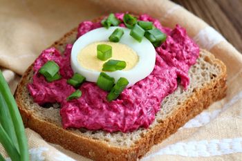 Blenduję z serkiem wiejskim i nakładam na pieczywo. Ma dużo białka i z powodzeniem zastępuje masło