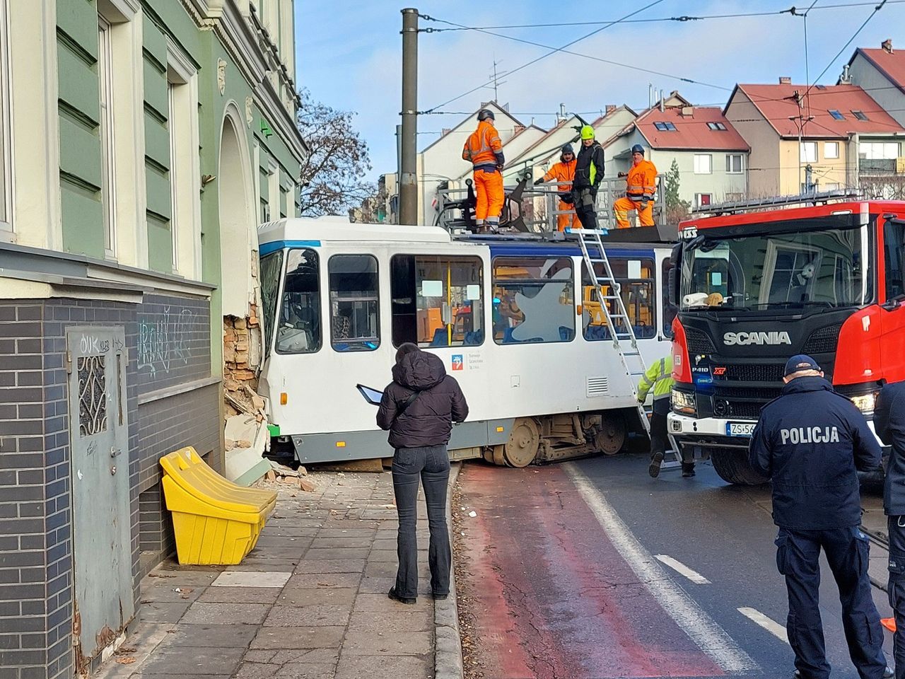 Szczecin: Tramwaj wypadł z toru i uderzył w budynek na ul. Parkowej