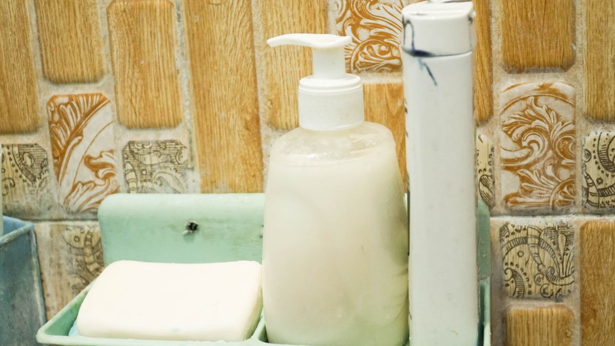 Kosmetyki na półce w łazience