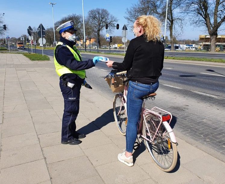 Na ogólnodostępnych drogach rowerowych nie obejdzie się bez zasłaniania ust i nosa.