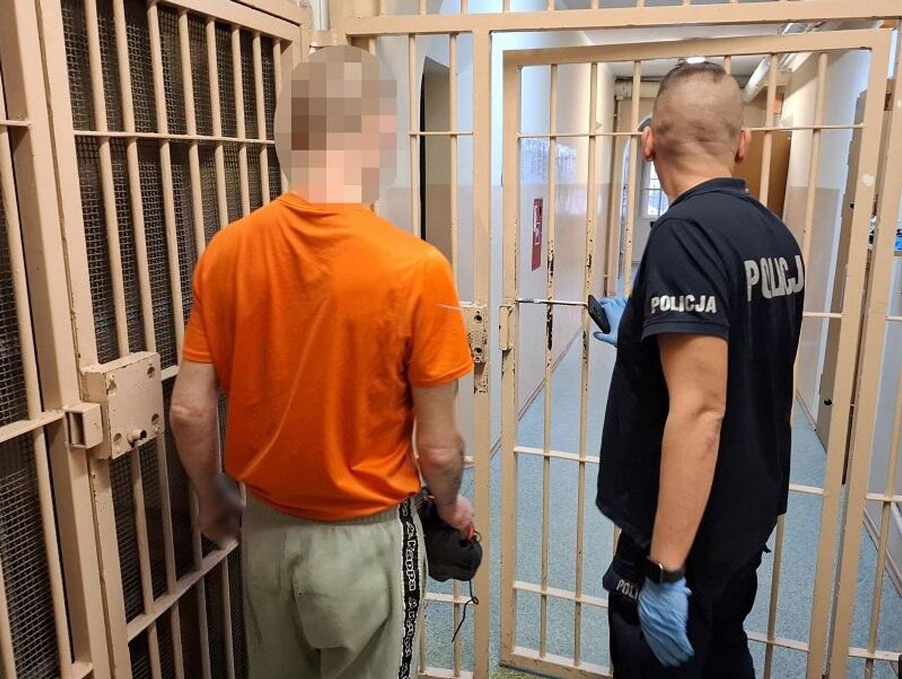 Lębork: Poszukiwany 32-latek ukrywał się w mieszkaniu partnerki. Znaleźli go skulonego w szafie z ubraniami