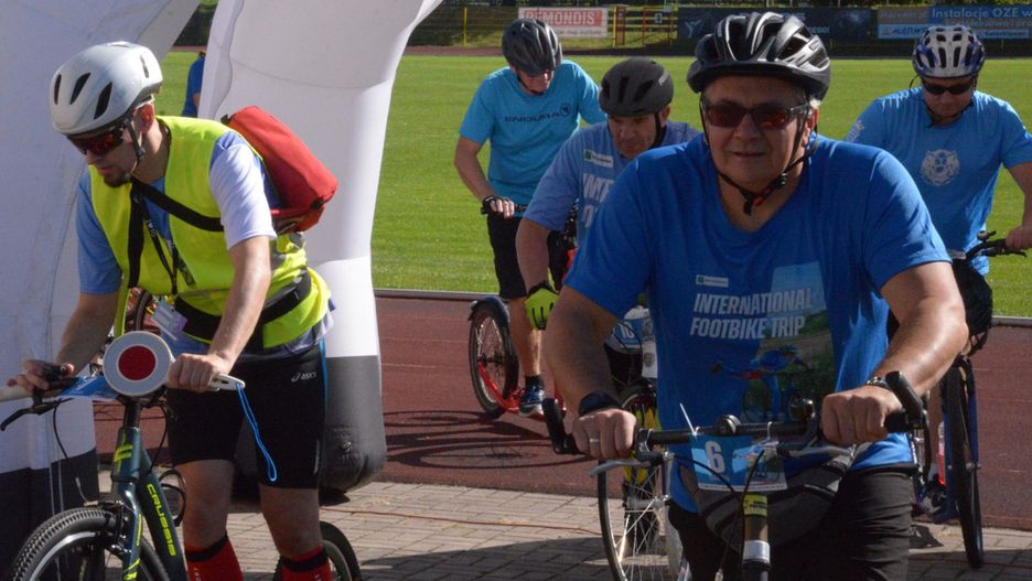 Na 25-kilometrową trasę wyruszyło kilkunastu pasjonatów tych nietypowych pojazdów w ramach International Footbike Trip. Fot. Jarosław Myśliwski