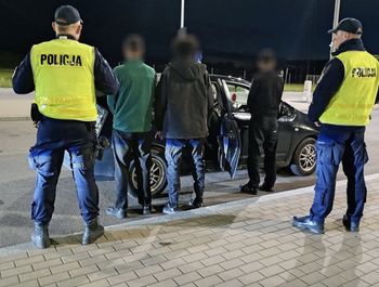 Przewozili migrantów przez granicę. Skuteczna akcja policji