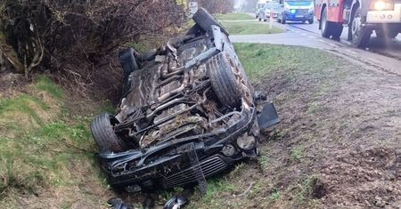Żakowola Radzyńska. Zjechał z drogi i uderzył w betonowy przepust. 26-letni kierowca nie żyje, pasażer w szpitalu