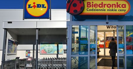 Biedronka i Lidl doliczą nową opłatę. Wiadomo, od kiedy