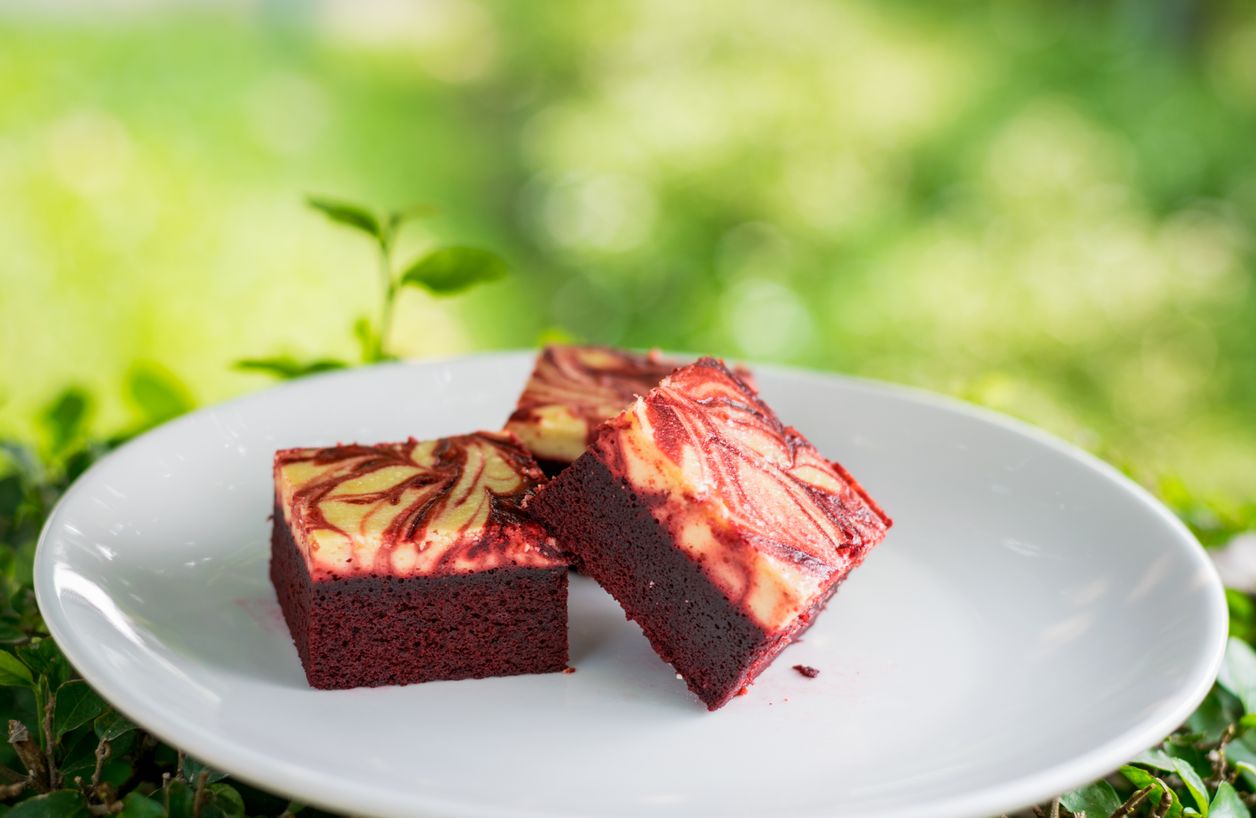 Dietetyczne brownie z musem truskawkowym – zdrowy deser bez wyrzutów