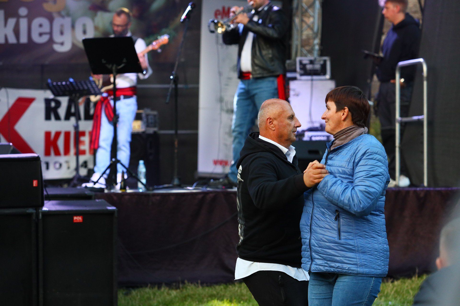 Część par tańczyła przy scenie