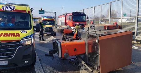 Tragiczny wypadek w Elizówce, droga zablokowana. Traktor zderzył się ze skodą, nie żyje jedna osoba