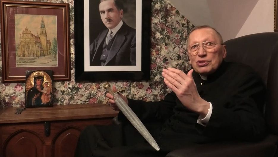 Ksiądz Roman Kneblewski z mieczem