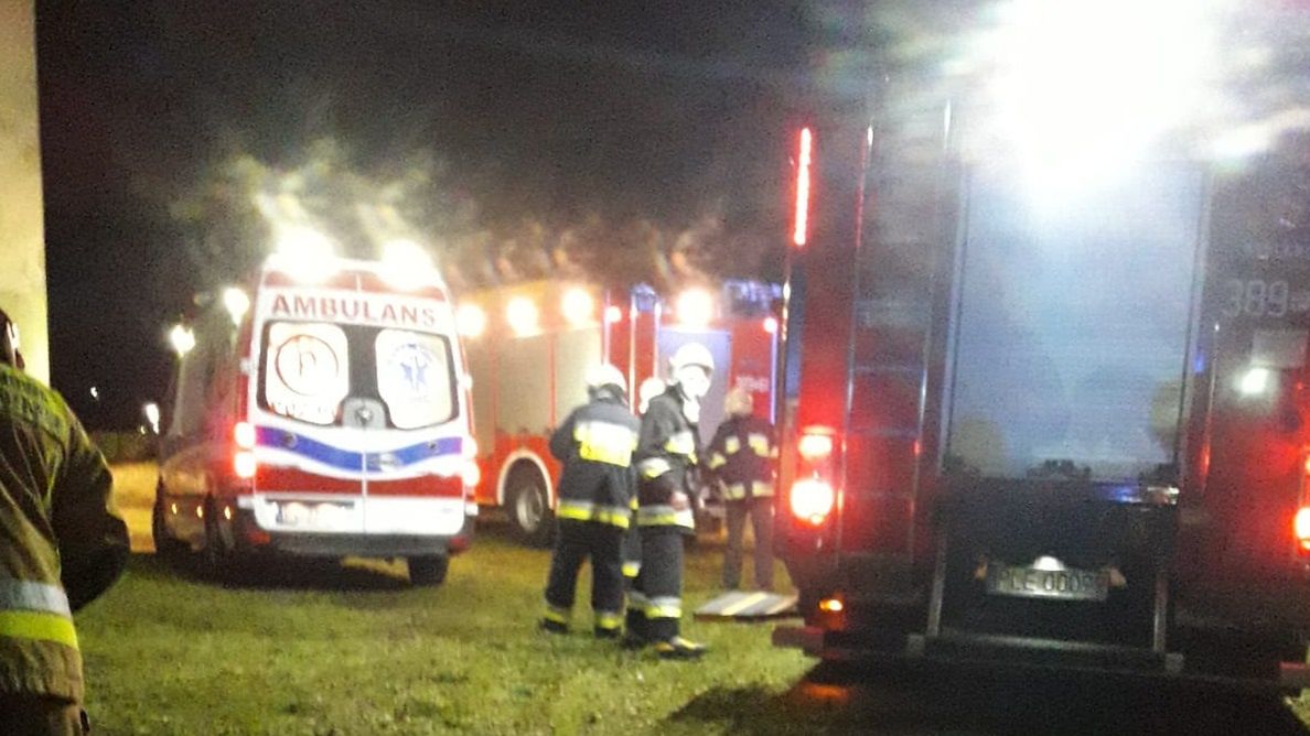 Mężczyzna wciągnięty przez kosiarkę rotacyjną