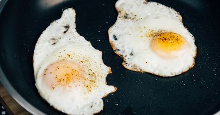 Najgorszy tłuszcz do smażenia jajek. Sadzone będą niedobre