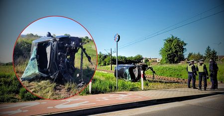 Samochód wjechał pod pociąg