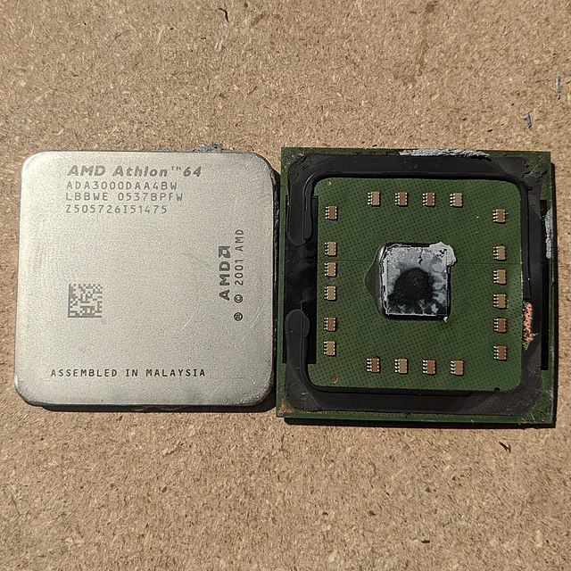 AMD K8 Athlon 64 ze zdjętym rozpraszaczem ciepła.