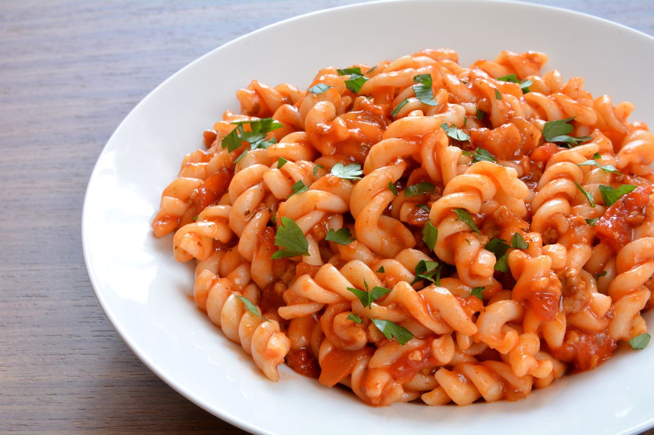 Pasta with hot dogs is an idea for a quick and cheap dish.