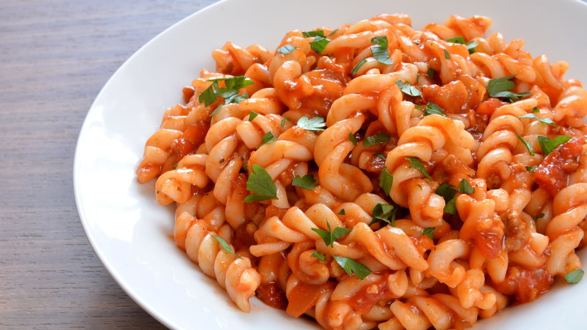 Makaron z parówkami to pomysł na szybkie i tanie danie