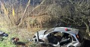 Płock: 20-latek stracił panowanie nad Oplem i uderzył w barierki, a następnie spadł z nasypu i wpadł częściowo do Wisły