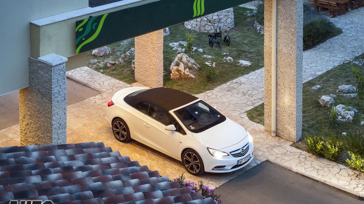 Bardzo ładny i komfortowy hotel w cenie pensjonatu zlokalizowany nieopodal Parku Narodowego w Krka. Mając do dyspozycji samochód można pozwolić sobie na spanie poza miastem, w którym zazwyczaj jest najdrożej.