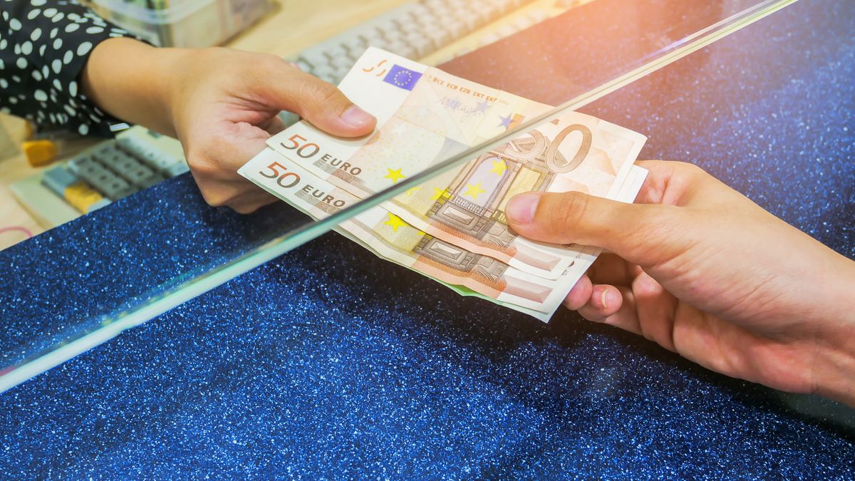 Bank zwolnił dyscyplinarnie kasjera, który obrażał klientów. Sąd we Włoszech nakazał przywrócenie go do pracy