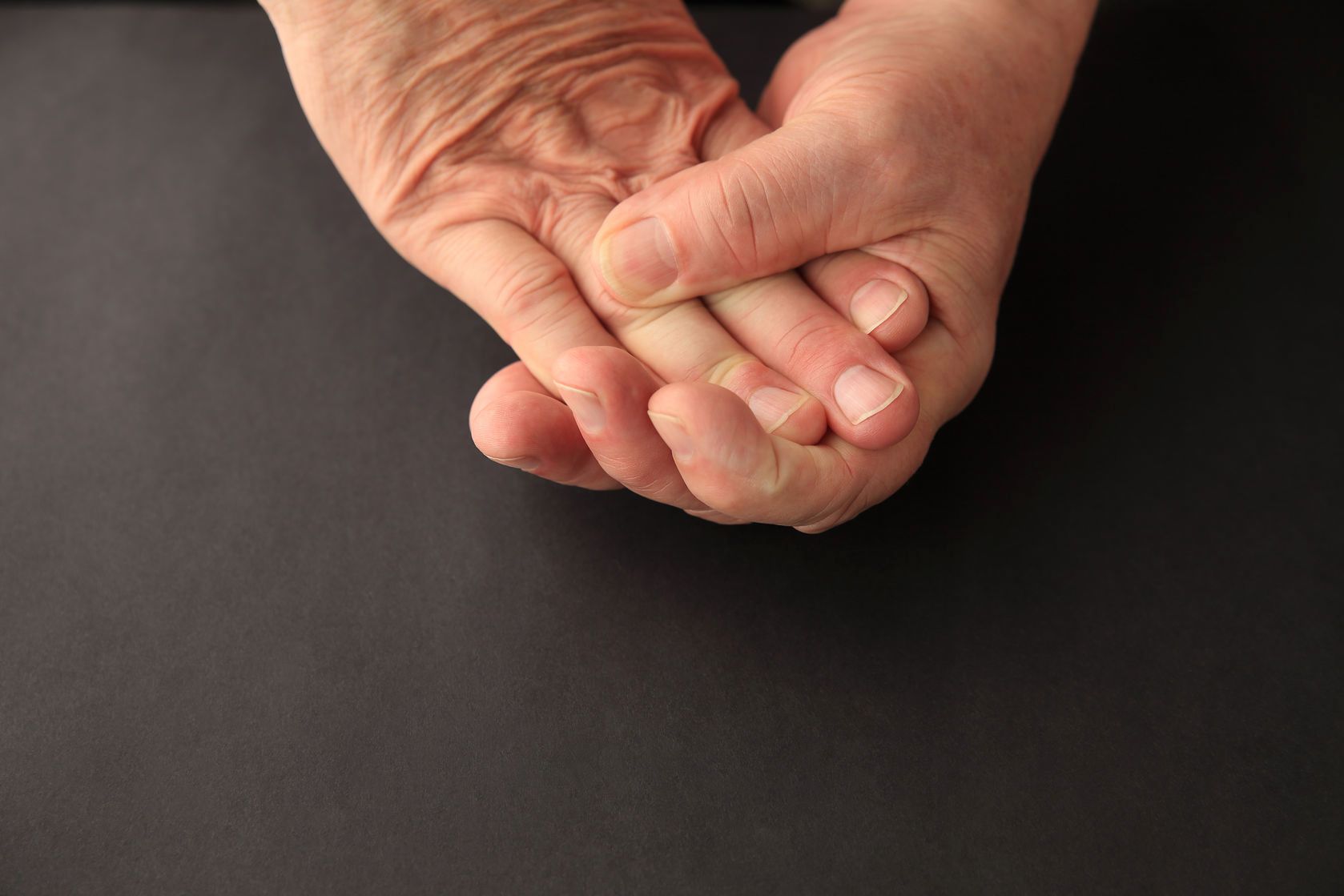 Drętwienie palców może pojawiać się na skutek ucisku na nerw