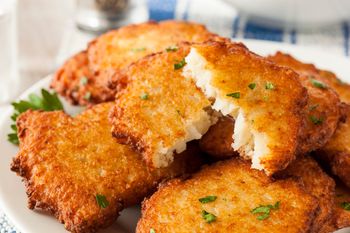 Z wczorajszych ziemniaków smażę placki. Szybki i tani obiad