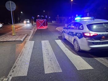 Łuzki: Śmiertelne potrącenie 83-letniej kobiety na przejściu dla pieszych. Czynności na miejscu prowadzi policja pod nadzorem prokuratora