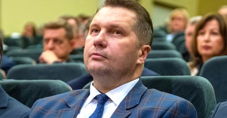 "I podręczniki, i ćwiczenia stały tu, w szkole. Ale musieliśmy je odesłać". MEiN znów unika odpowiedzialności