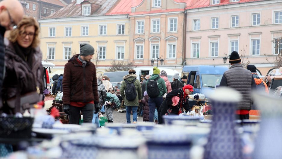 Na lubelskiej giełdzie staroci czas zdaje się płynąć wolniej - między stoiskami pełnymi bibelotów i przedmiotów z duszą można znaleźć nie tylko unikatowe skarby, ale i odrobinę nostalgii.