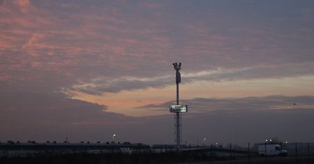 Kradzież podczas giełdy w Elizówce. Okradli stoisko i pobili pracownika