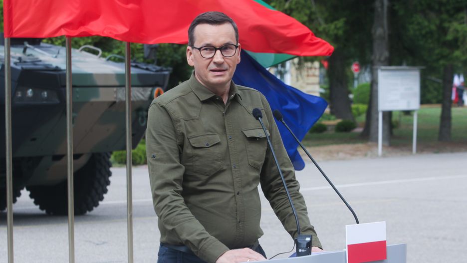 Suwałki, 03.08.2023. Premier Mateusz Morawiecki podczas wypowiedzi dla mediów po spotkaniu z prezydentem Litwy Gitanasem Nausedą w Suwałkach, 3 bm. Spotkanie na Przesmyku Suwalskim dotyczyło współpracy Polski i Litwy w obliczu zagrożeń i prowokacji w regionie. (sko) PAP/Artur Reszko