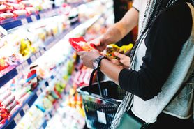 Jakimi zasadami powinniśmy kierować się podczas zakupów spożywczych? Jak czytać składy produktów?