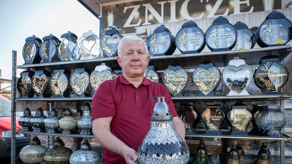 Na targowiskach i w sklepach widać wzmożony ruch. Stoiska uginają się od zniczy, chryzantem i stroików.