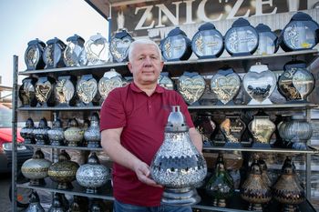 Podkarpacie: Mieszkańcy nie oszczędzają na Wszystkich Świętych