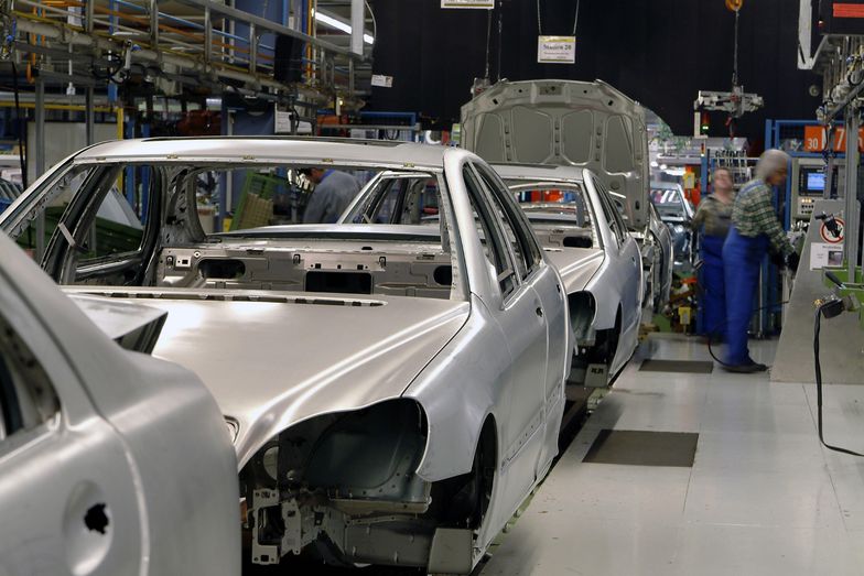 Fabryki samochodów wznawiają produkcję.