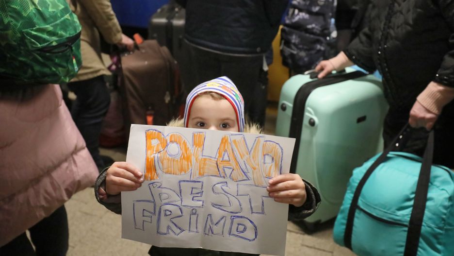 Warszawa, 27.02.2022. Uchodźcy po przyjeździe pociągiem na dworzec Warszawa Wschodnia, 27 bm. Do Warszawy przyjechała kolejna grupa osób, które musiały uciekać z powodu rosyjskiej inwazji na Ukrainę. (mr) PAP/Paweł Supernak