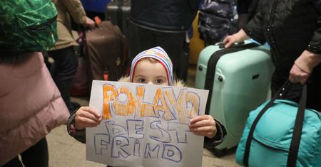 Policjanci pomogli samotnym dzieciom z Ukrainy. Matka została na peronie