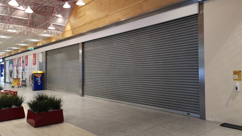 zamknięte sklepy w galerii handlowej