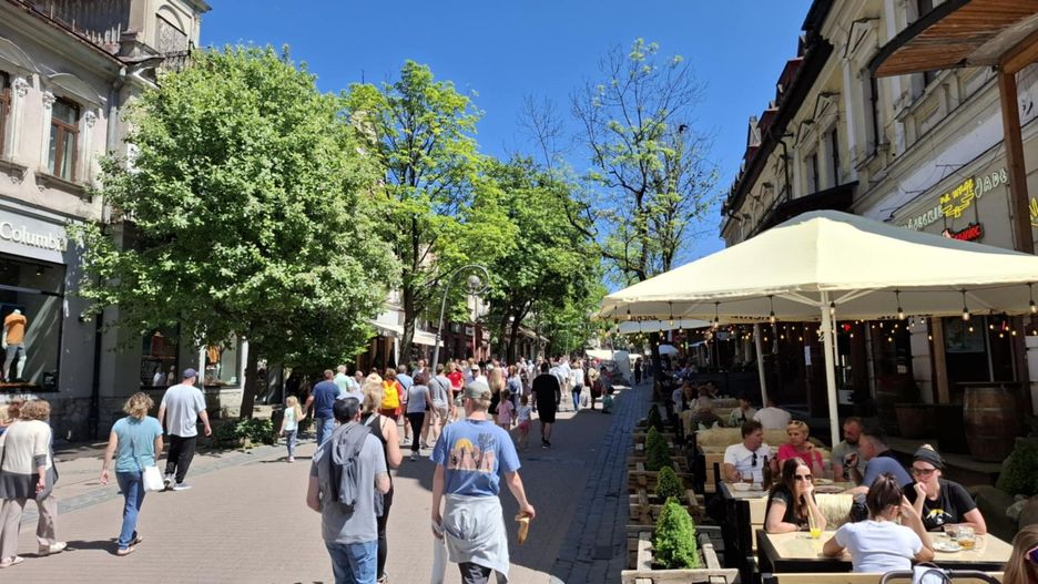 Tłumy turystów na Krupówkach w Zakopanem