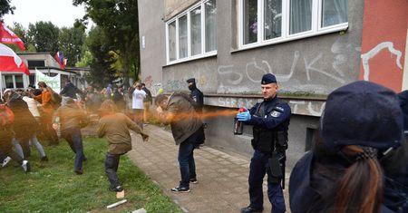 Koronawirus. Protesty przeciwko restrykcjom w całej Polsce. Użyto gazu