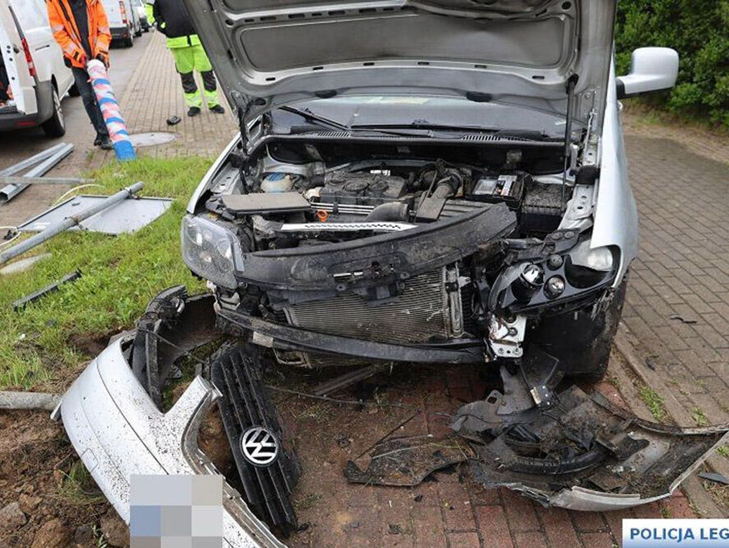 Pijana rozbiła auto. Nigdy nie miała prawa jazdy, jechała z dzieckiem