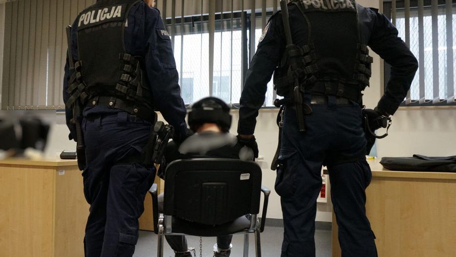 Atak nożownika przed szkołą 