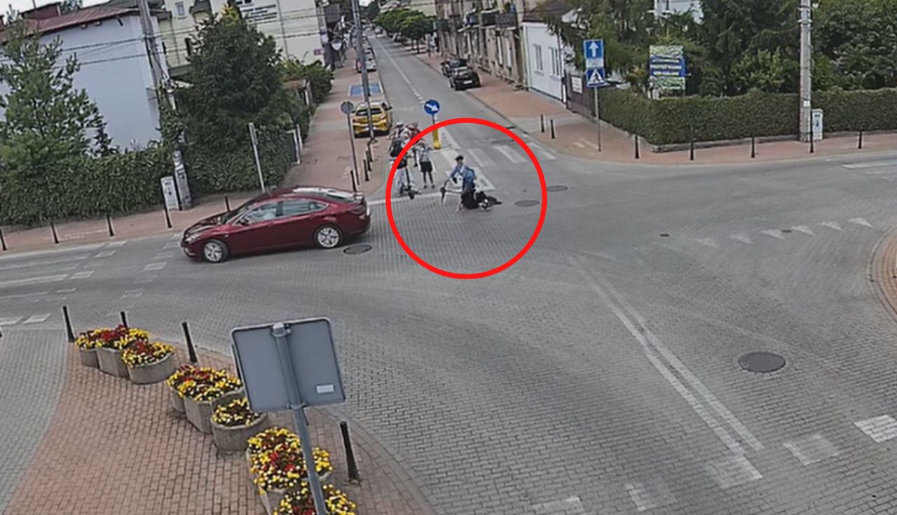 Hulajnogą prosto w auto. Od razu wstali i uciekli. Jest nagranie