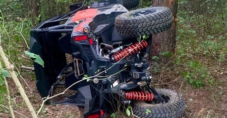 Somianka: Buggy z czterema nastolatkami wypadł z drogi i wbił się w drzewo