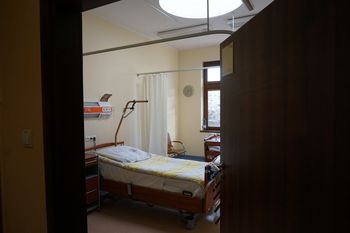 Babcia i dziadek leżą w szpitalu, a ich dzieci leżą na plaży na wakacjach