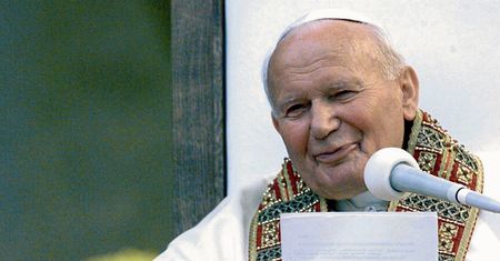 Był blisko z Janem Pawłem II. Wspomina jego ostatni dzień. Mówi o łzach