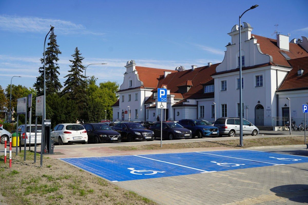Koło: Koniec z kałużami i chaosem. Parking przy dworcu PKP po remoncie